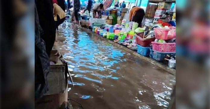 Pasar Molawe Tergenang, Aktifitas Jual Beli Terganggu