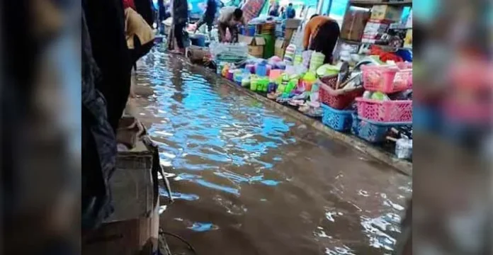 Pasar Molawe Tergenang, Aktifitas Jual Beli Terganggu