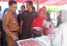 Gelar Pasar Murah, Plt Wali Kota Kendari: Jangan Khawatir Stok Bahan Pangan Kurang Gelar Pasar Murah, Plt Wali Kota Kendari: Jangan Khawatir Stok Bahan Pangan Kurang
