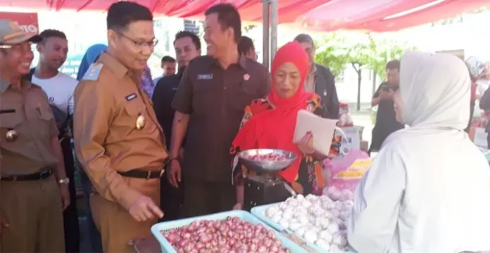 Gelar Pasar Murah, Plt Wali Kota Kendari: Jangan Khawatir Stok Bahan Pangan Kurang