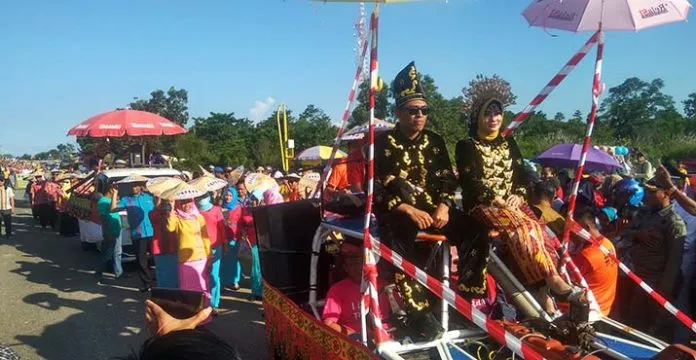 Surunuddin Apresiasi Pagelaran Pawai Budaya Jelang HUT ke-15 Konsel