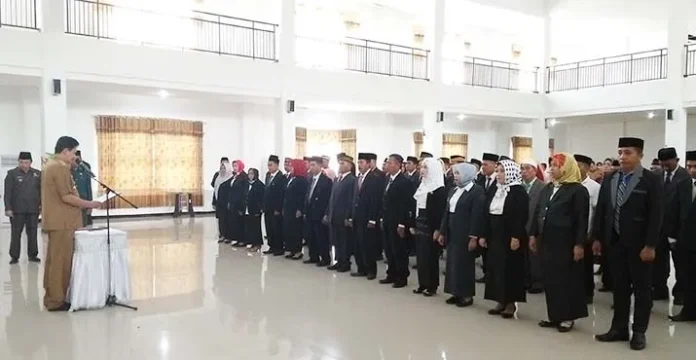 Wakil Bupati Bombana Lantik 69 Kasek dan Plt Dirut RSUD