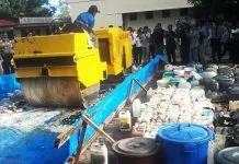 Polda Sultra Musnahkan 9 Ton Miras Tradisional dan 14 Ribu Botol Miras Pabrikan Polda Sultra Musnahkan 9 Ton Miras Tradisional dan 14 Ribu Botol Miras Pabrikan