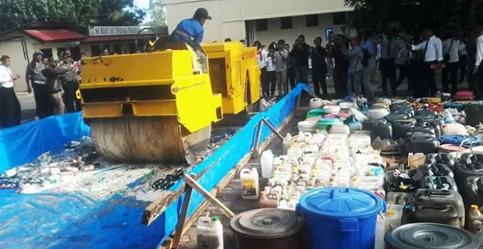 Polda Sultra Musnahkan 9 Ton Miras Tradisional dan 14 Ribu Botol Miras Pabrikan