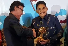 Berhasil Integrasi Program JKN KIS, Pemkab Bombana Terima Penghargaan Mendagri Berhasil Integrasi Program JKN KIS, Pemkab Bombana Terima Penghargaan Mendagri