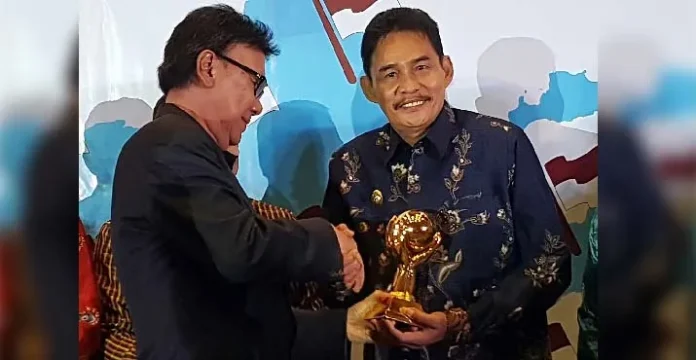 Berhasil Integrasi Program JKN KIS, Pemkab Bombana Terima Penghargaan Mendagri