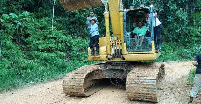 Pemkab Konut Swadaya Perbaiki Jalan Penghubung Lasolo-Meluhu