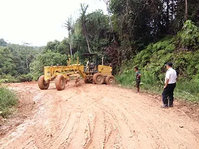 Pemkab Konut Swadaya Perbaiki Jalan Penghubung Lasolo-Meluhu