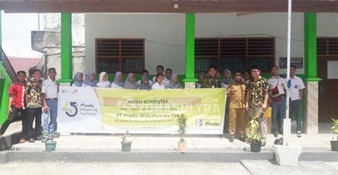 Prodia Sumbang Komputer ke SMKS Kesehatan Kendari