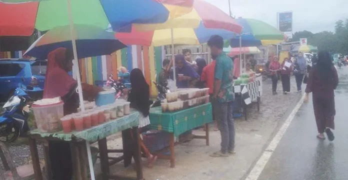 Manfaatkan Momentum Ramadan, Mahasiswa UHO Berjualan Takjil