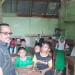 Dikunjungi Anggota DPRD Sultra, Guru MI Al Muhajirin Minta Bangun RKB Dikunjungi Anggota DPRD Sultra, Guru MI Al Muhajirin Minta Bangun RKB