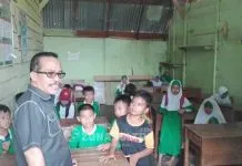Dikunjungi Anggota DPRD Sultra, Guru MI Al Muhajirin Minta Bangun RKB Dikunjungi Anggota DPRD Sultra, Guru MI Al Muhajirin Minta Bangun RKB