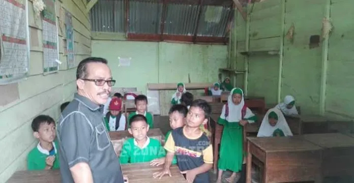 Dikunjungi Anggota DPRD Sultra, Guru MI Al Muhajirin Minta Bangun RKB