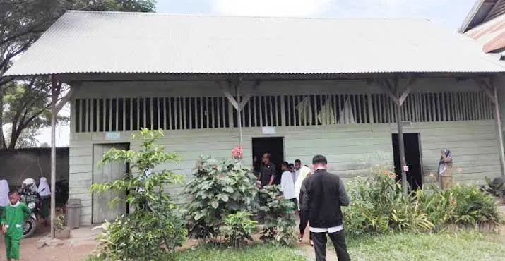 Dikunjungi Anggota DPRD Sultra, Guru MI Al Muhajirin Minta Bangun RKB