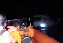 Kapal Pengangkut Bahan Bangunan Mati Mesin di Perairan Wakatobi Kapal Pengangkut Bahan Bangunan Mati Mesin di Perairan Wakatobi