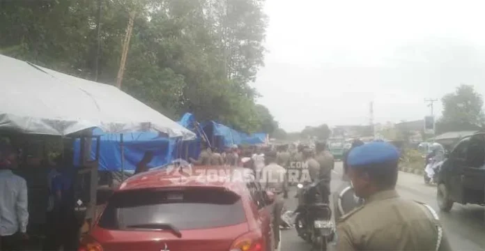 Bangunan Liar di Depan Kampus UHO Ditertibkan Satpol PP