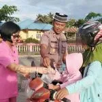 Kapolsek Beragama Hindu di Konsel Rutin Berbagi Takjil Kapolsek Beragama Hindu di Konsel Rutin Berbagi Takjil