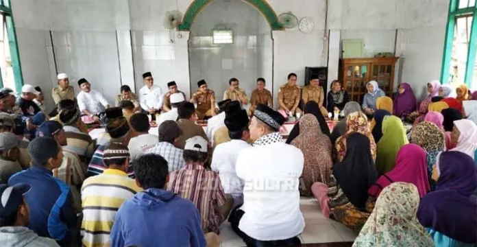 Jelang Ramadan, Arhawi Berikan Santunan ke Masyarakat Liya Raya