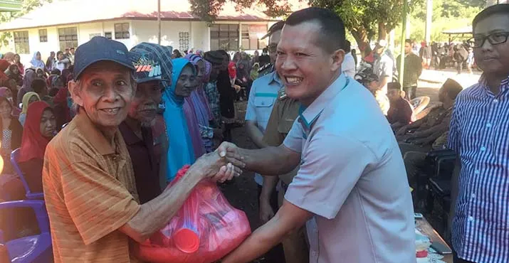 ANTAM berbagi, Salurkan 1.250 Paket Sembako ke Warga Pomalaa 