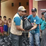 Kunjungi Lokasi Banjir, Pj. Bupati Konawe Serahkan Bantuan Kunjungi Lokasi Banjir, Pj. Bupati Konawe Serahkan Bantuan