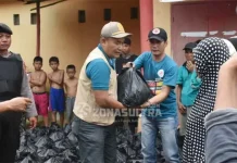 Kunjungi Lokasi Banjir, Pj. Bupati Konawe Serahkan Bantuan Kunjungi Lokasi Banjir, Pj. Bupati Konawe Serahkan Bantuan