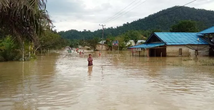<strong>BANJIR</strong> - Banjir yang melanda satu TPS di Desa Lamokula Kecamatan Moramo Utara Kabupaten Konawe Selatan (Konsel) <strong>(Erik Ari Prabowo/ZONASULTRA.COM)</strong>  Banjir, Satu TPS di Konsel Tetap Gelar Pencoblosan Pilgub