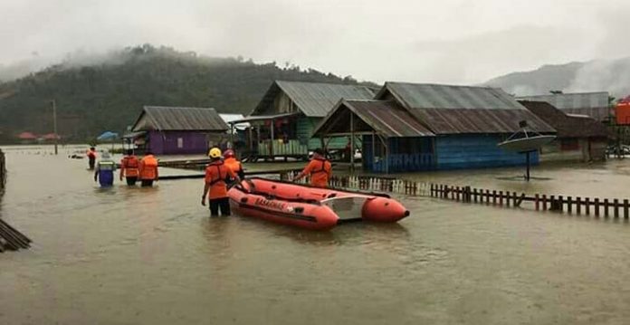 Konut Banjir, Jalan Penghubung Putus, Siswa Terancam Tak Sekolah