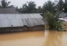 Air Setinggi Atap Kos-kosan, Mahasiswa Lorong Kawat Butuh Bantuan Warga Lorong Kawat Bertahan di Lantai 2 dan Andalkan Sampan Dahan Pisang