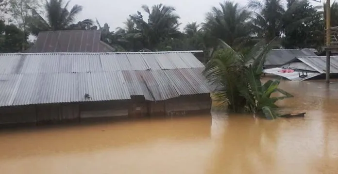 Warga Lorong Kawat Bertahan di Lantai 2 dan Andalkan Sampan Dahan Pisang