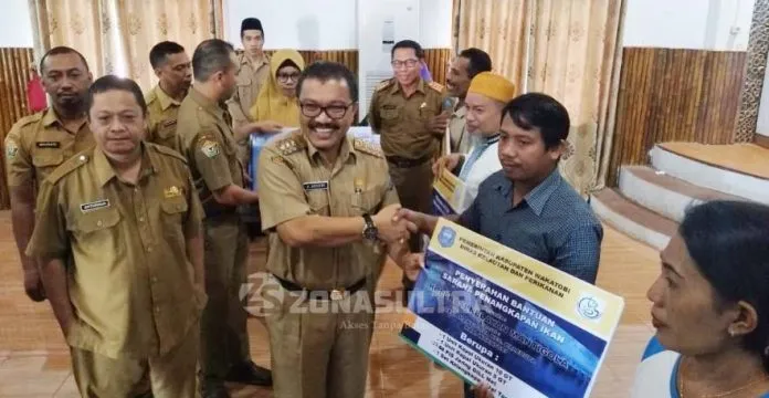 Pemda Wakatobi Serahkan 10 Unit Kapal Untuk Nelayan