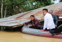 Ketua PHRI Sultra Kunjungi Korban Banjir di Wanggu Ketua PHRI Sultra Kunjungi Korban Banjir di Wanggu