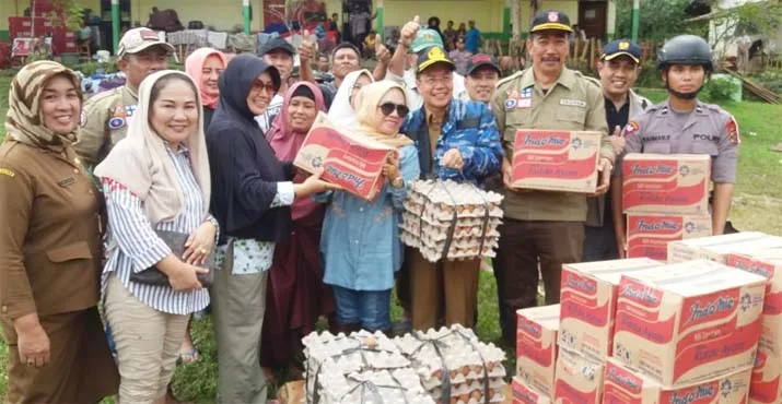 Sekda Bersama Ketua TP-PKK Konsel Salurkan Bantuan ke Korban Banjir
