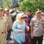 Sekda Bersama Ketua TP-PKK Konsel Salurkan Bantuan ke Korban Banjir Sekda Bersama Ketua TP-PKK Konsel Salurkan Bantuan ke Korban Banjir