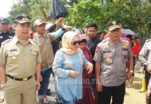 Sekda Bersama Ketua TP-PKK Konsel Salurkan Bantuan ke Korban Banjir Sekda Bersama Ketua TP-PKK Konsel Salurkan Bantuan ke Korban Banjir