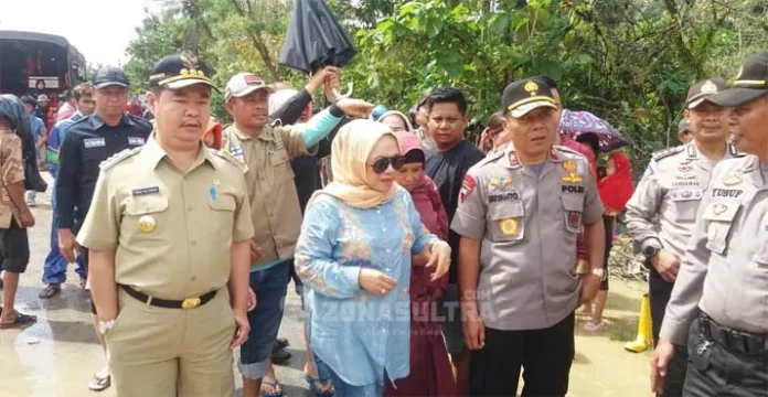Sekda Bersama Ketua TP-PKK Konsel Salurkan Bantuan ke Korban Banjir