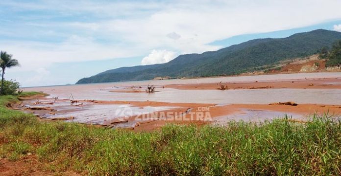 Diduga Akibat Ulah PT Bososi, Sungai dan Laut di Morombo Keruh