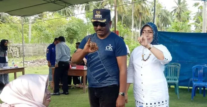 Bupati Buteng Bersama Istri Memilih di TPS 2 Desa Balobone