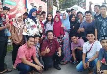 Komunitas Eagle Cars Kendari Berbagi Takjil ke Pengguna Jalan Komunitas Eagle Cars Kendari Berbagi Takjil ke Pengguna Jalan