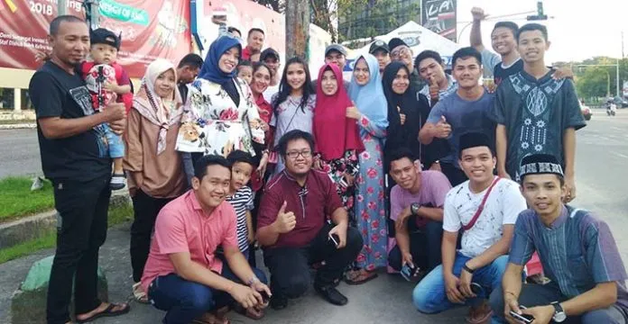 Komunitas Eagle Cars Kendari Berbagi Takjil ke Pengguna Jalan