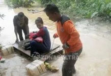Evakuasi Mahasiswa Lorong Pelangi Andalkan Alat Kepolisian dan Sampan Jerigen Evakuasi Mahasiswa Lorong Pelangi Andalkan Alat Kepolisian dan Sampan Jerigen