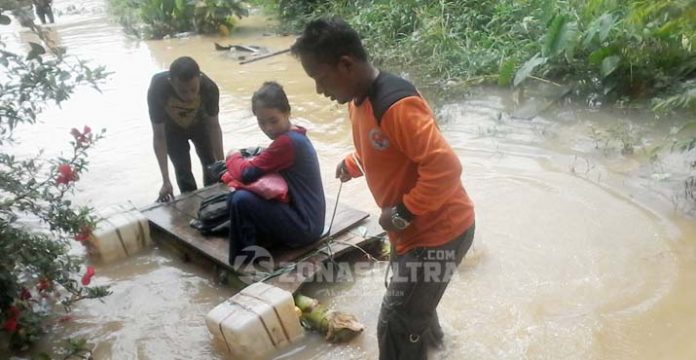 Evakuasi Mahasiswa Lorong Pelangi Andalkan Alat Kepolisian dan Sampan Jerigen