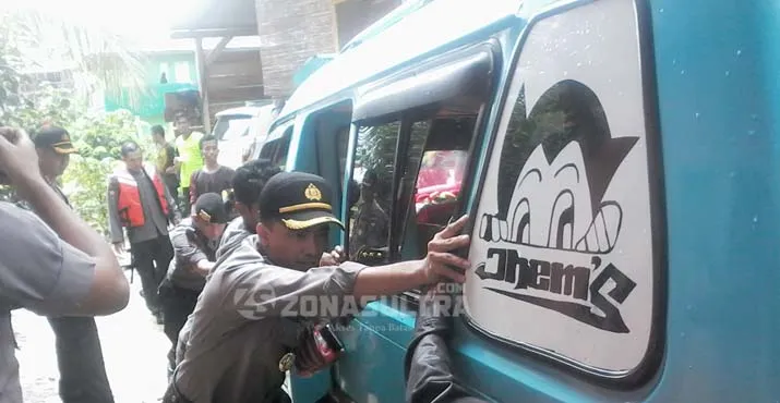 Evakuasi Mahasiswa Lorong Pelangi Andalkan Alat Kepolisian dan Sampan Jerigen