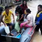 Warga Lepo-Lepo Terjebak Banjir, Tim Penyelamat Evakuasi Pakai Speedboat Warga Lepo-Lepo Terjebak Banjir, Tim Penyelamat Evakuasi Pakai Speedboat