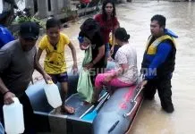 Warga Lepo-Lepo Terjebak Banjir, Tim Penyelamat Evakuasi Pakai Speedboat Warga Lepo-Lepo Terjebak Banjir, Tim Penyelamat Evakuasi Pakai Speedboat