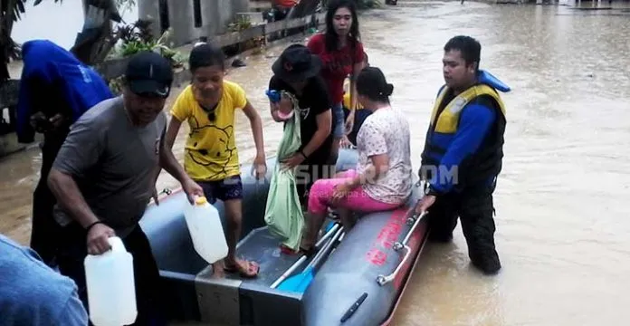 Warga Lepo-Lepo Terjebak Banjir, Tim Penyelamat Evakuasi Pakai Speedboat