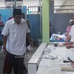 Didampingi Istri dan Anak, Hugua Jalan Kaki Menuju TPS 12 Lahundape Didampingi Istri dan Anak, Hugua Jalan Kaki Menuju TPS 12 Lahundape