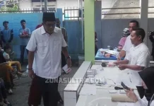 Didampingi Istri dan Anak, Hugua Jalan Kaki Menuju TPS 12 Lahundape Didampingi Istri dan Anak, Hugua Jalan Kaki Menuju TPS 12 Lahundape