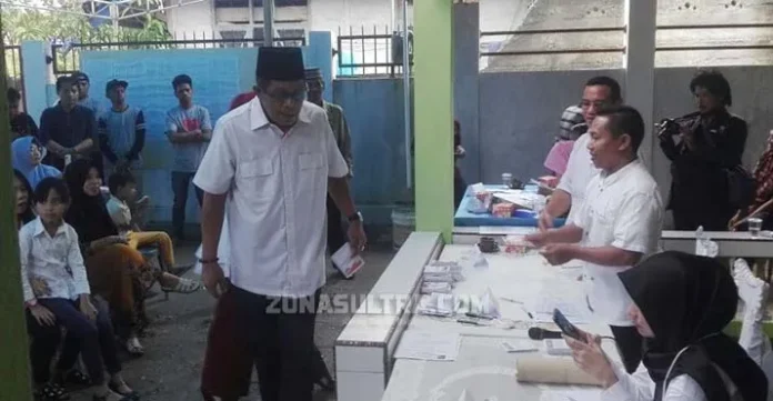 Didampingi Istri dan Anak, Hugua Jalan Kaki Menuju TPS 12 Lahundape