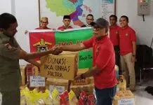 IKA Unhas Sultra Serahkan Donasi Korban Bencana Banjir Konut IKA Unhas Sultra Serahkan Donasi Korban Bencana Banjir Konut