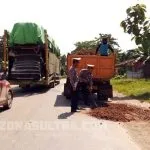 Tekan Kecelakaan Selama Mudik, Satlantas Polres Konawe Tambal Jalan Berlubang Tekan Kecelakaan Selama Mudik, Satlantas Polres Konawe Tambal Jalan Berlubang